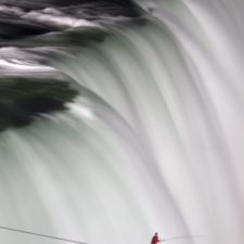 Akrobat prešiel ponad Niagarské vodopády