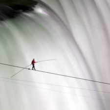 Akrobat prešiel ponad Niagarské vodopády