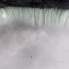 Akrobat prešiel ponad Niagarské vodopády