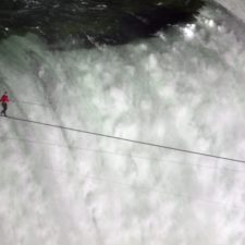 Akrobat prešiel ponad Niagarské vodopády