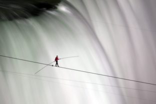 Akrobat prešiel ponad Niagarské vodopády