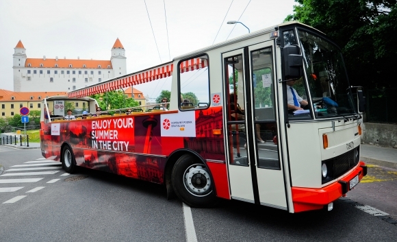 Bratislava má svoj cabrio bus