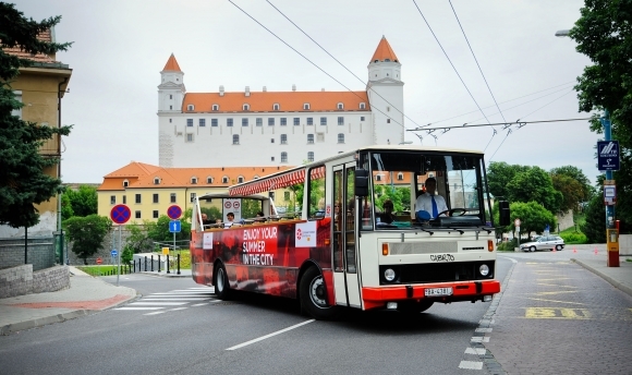 Bratislava má svoj cabrio bus