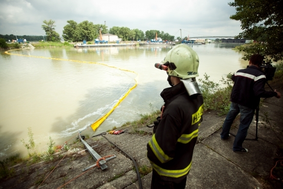 Hasiči zachraňujú Dunaj