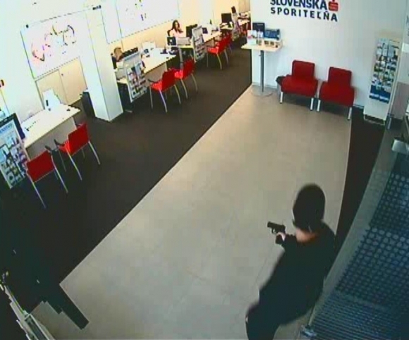 Ozbrojený muž prepadol banku