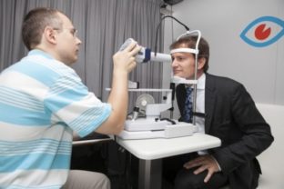 Politici na klinike očnej prevencie