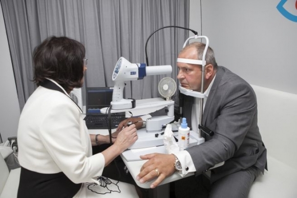 Politici na klinike očnej prevencie