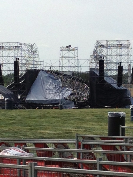 Pred koncertom Radiohead spadlo pódium