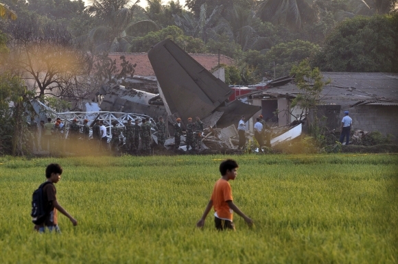 V Indonézii spadlo vojenské lietadlo na domy