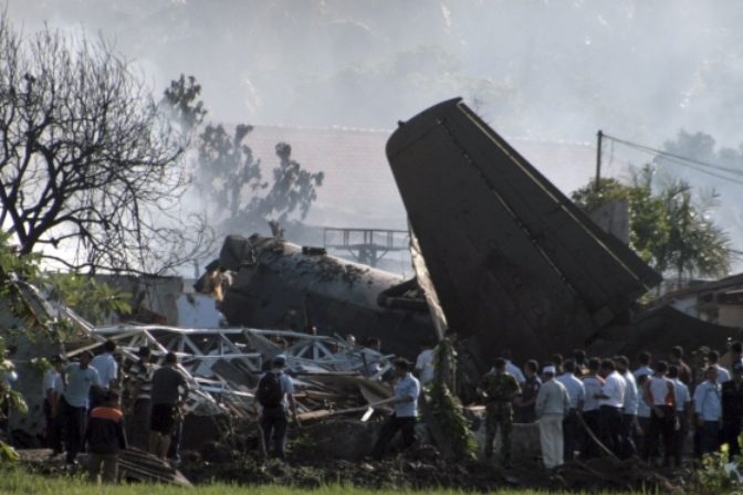 V Indonézii spadlo vojenské lietadlo na domy
