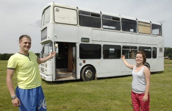 Brit si prerobil autobus na dvojizbový dom