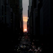 Manhattanhenge rozžiaril ulice New Yorku