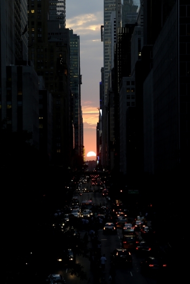 Manhattanhenge rozžiaril ulice New Yorku