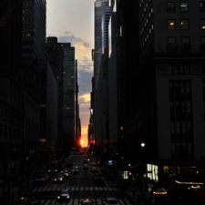 Manhattanhenge rozžiaril ulice New Yorku