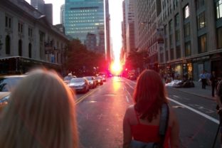 Manhattanhenge rozžiaril ulice New Yorku