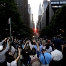 Manhattanhenge rozžiaril ulice New Yorku