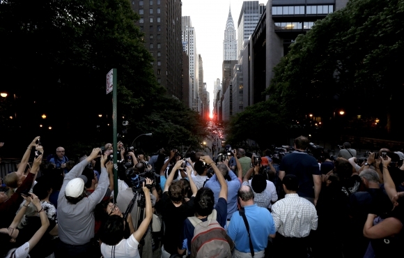 Manhattanhenge rozžiaril ulice New Yorku