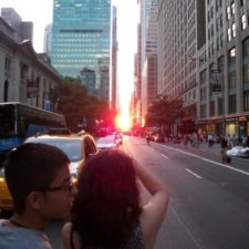 Manhattanhenge rozžiaril ulice New Yorku