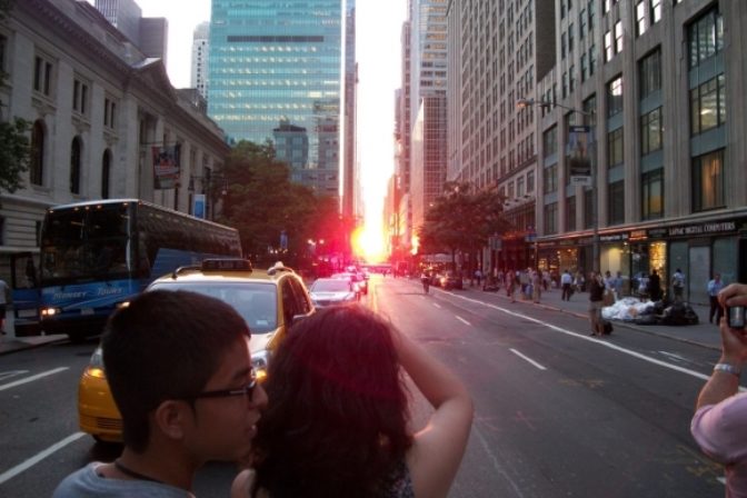 Manhattanhenge rozžiaril ulice New Yorku