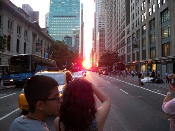 Manhattanhenge rozžiaril ulice New Yorku