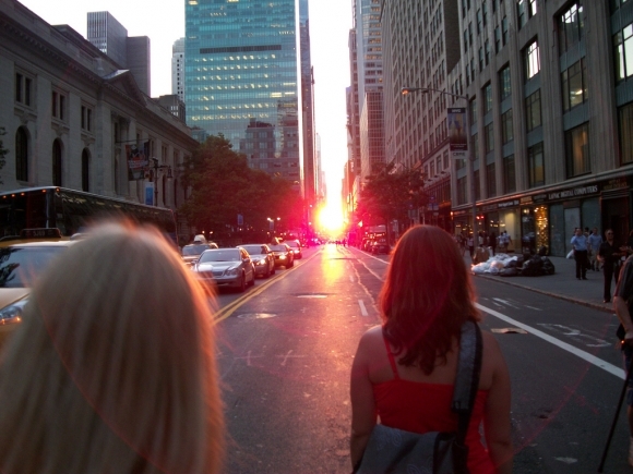 Manhattanhenge rozžiaril ulice New Yorku