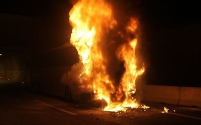 Na rakúskej diaľnici zhorel český autobus