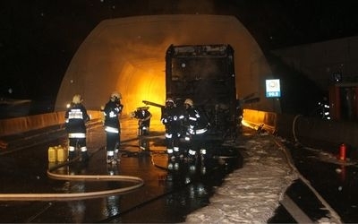 Na rakúskej diaľnici zhorel český autobus
