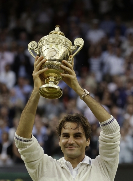 Roger Federer oslavuje triumf na Wimbledone