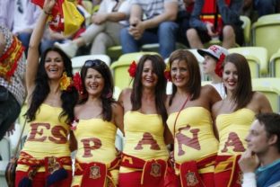 Španielske fanúšičky priťahovali pohľady