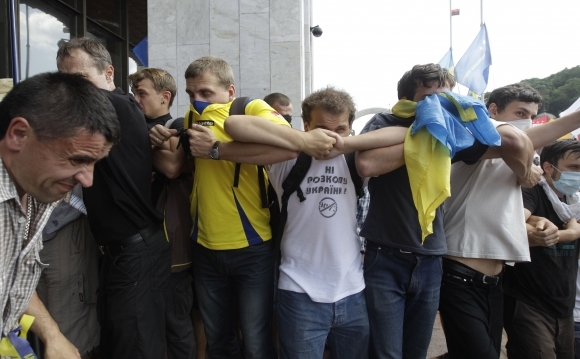 Ukrajinská polícia krotila demonštrantov slzným pl