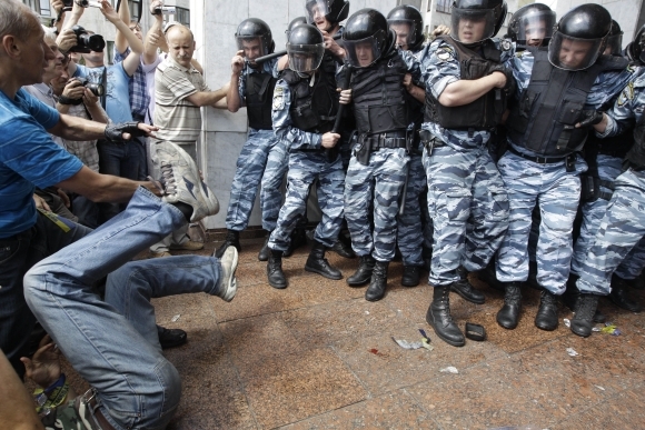 Ukrajinská polícia krotila demonštrantov slzným pl
