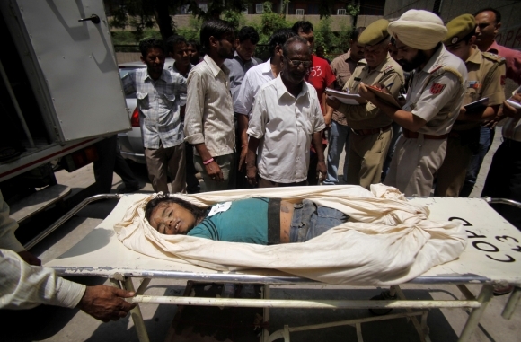 V Kašmíre havaroval nákladiak, zahynulo v ňom 16 h
