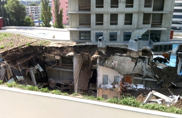 Zrútená budova komplexu 3nity