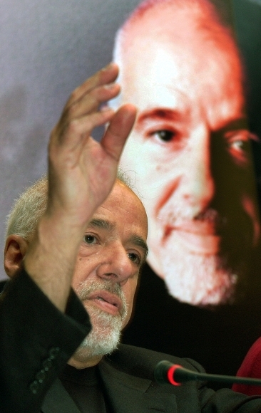 Brazílsky spisovateľ Paulo Coelho