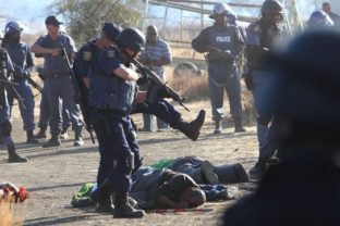 Juhoafrickí baníci sa pobili s policajtmi