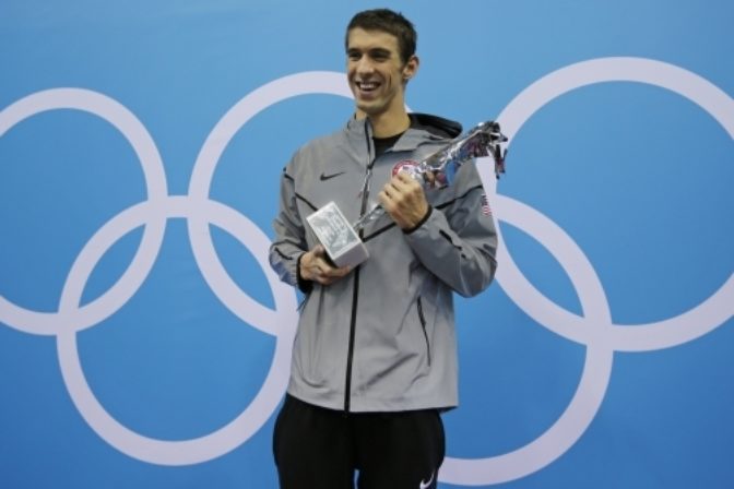 Michael Phelps s trofejou