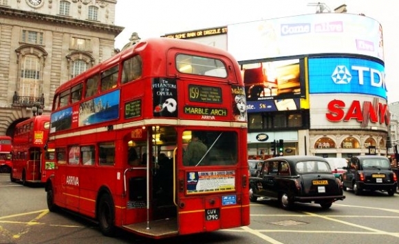 Piccadilly circus londyn doubledecker