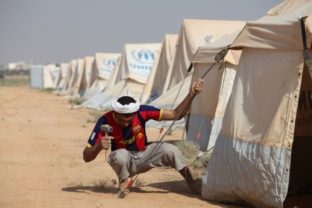 Sýrskych utečencov v tábore ohrozuje piesok a škor