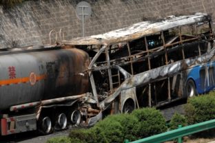 Tragédia v Číne: Autobus vrazil do cisterny