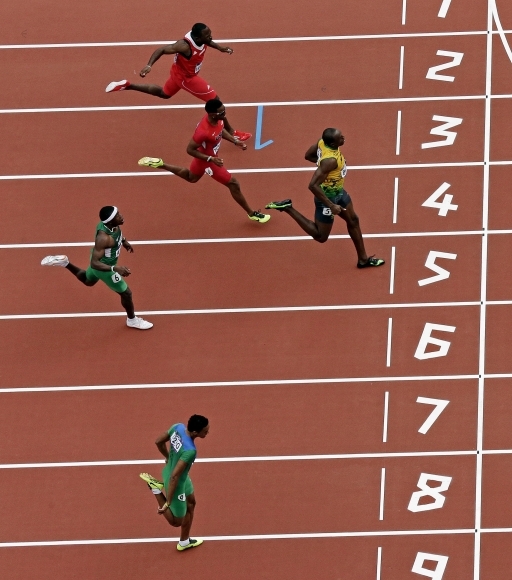 Usain Bolt pohodlne postúpil do semifinále