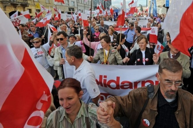 Poliaci pochodovali Varšavou, demonštrovali proti