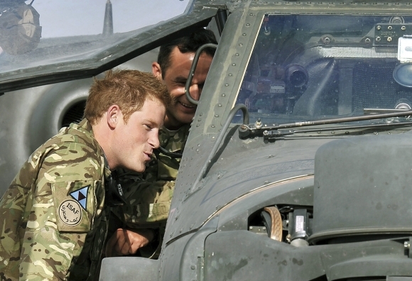 Princ Harry - pilot bojového vrtuľníka Apache