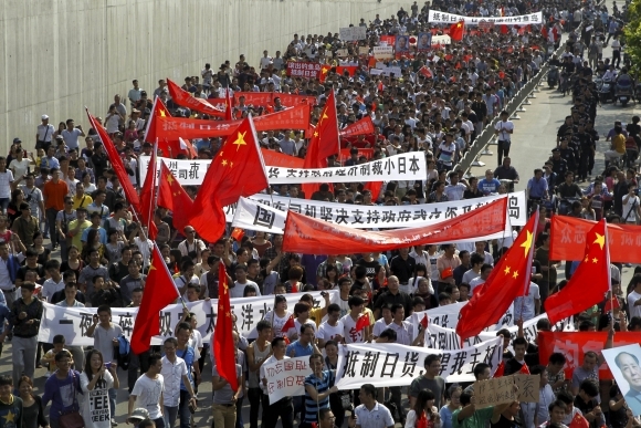 Tisíce Číňanov vyšli do ulíc