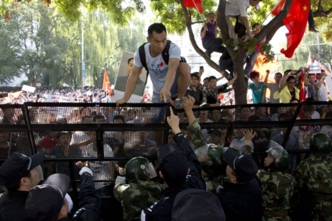 Tisíce Číňanov vyšli do ulíc