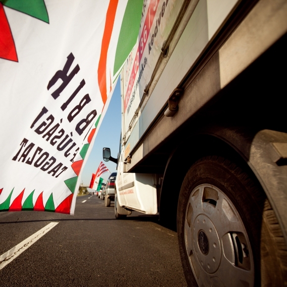 Hnutie Jobbik blokovalo cestu k hraniciam