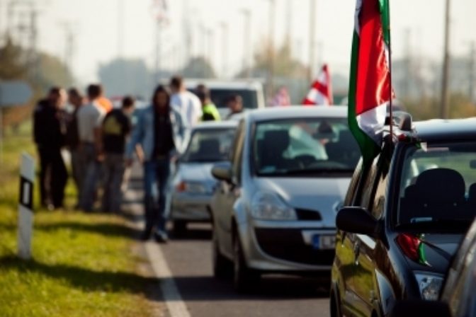 Hnutie Jobbik blokovalo cestu k hraniciam
