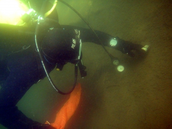 Potápači si v kalných vodách pomáhali baterkou