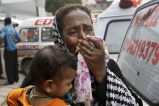 Príbuzní obetí požiaru v pakistanskej továrni