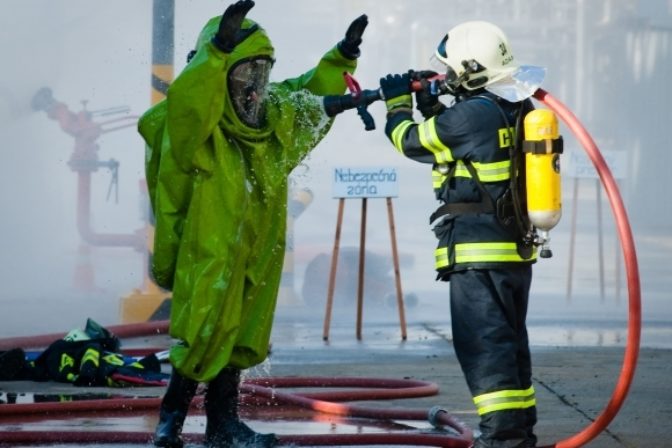 V Slovnafte hasiči cvičili zásah pri úniku jedov