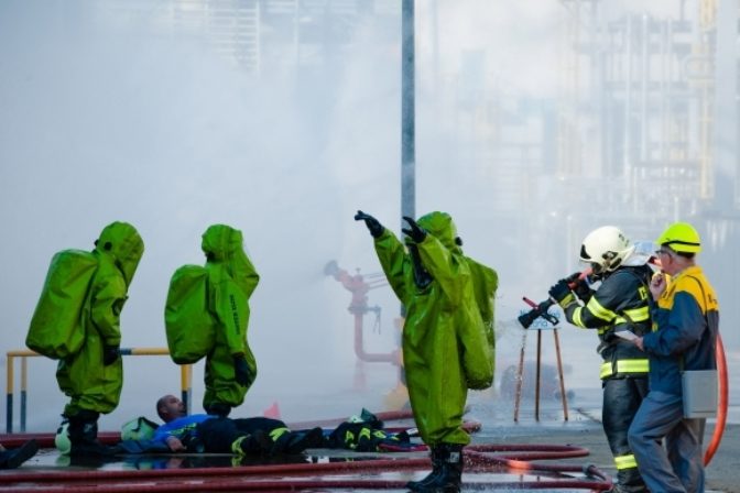 V Slovnafte hasiči cvičili zásah pri úniku jedov